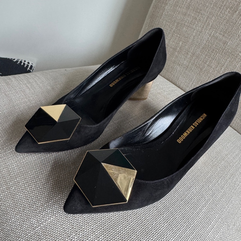 Nicholas Kirkwood Black Pumps with Gold Accent - Picture 9 of 10